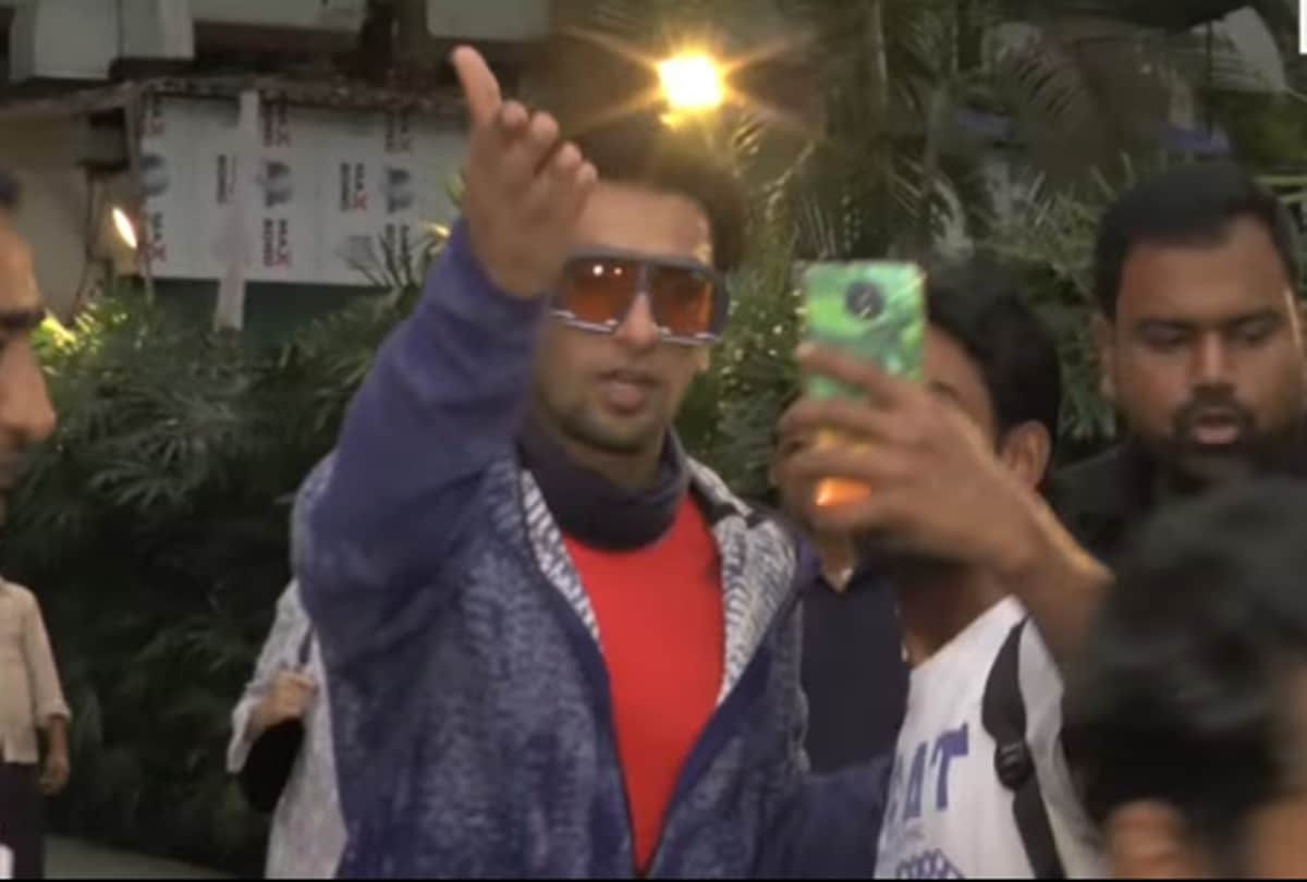 Ranveer Singh pushes fans away after given selfies