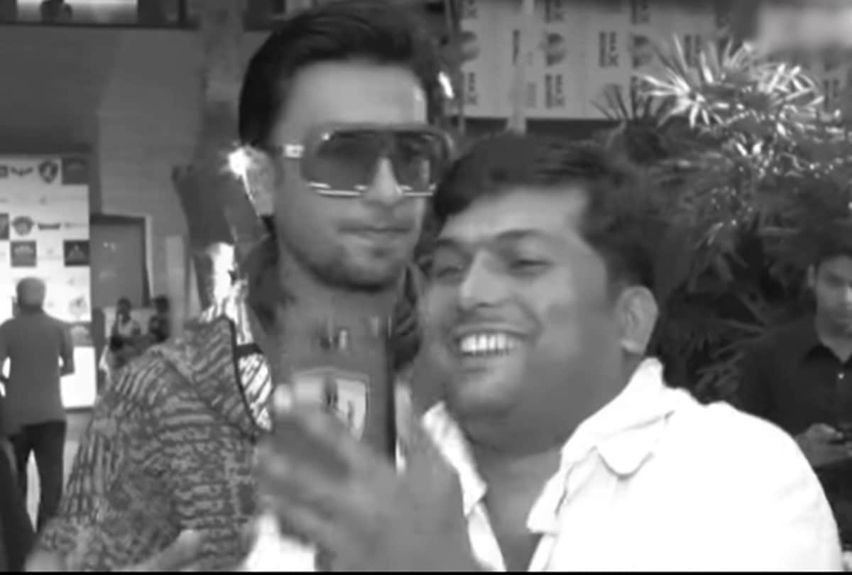 Ranveer Singh pushes fans away after given selfies