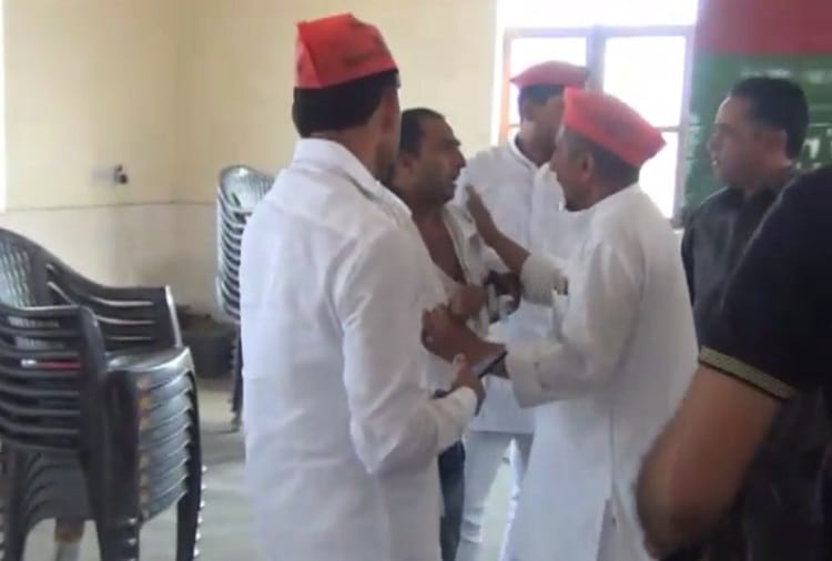 UP by election 2018: samajwadi party workers fighting, see photos
