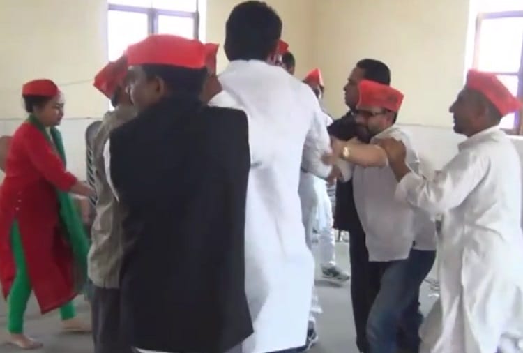 UP by election 2018: samajwadi party workers fighting, see photos