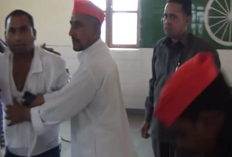 UP by election 2018: samajwadi party workers fighting, see photos