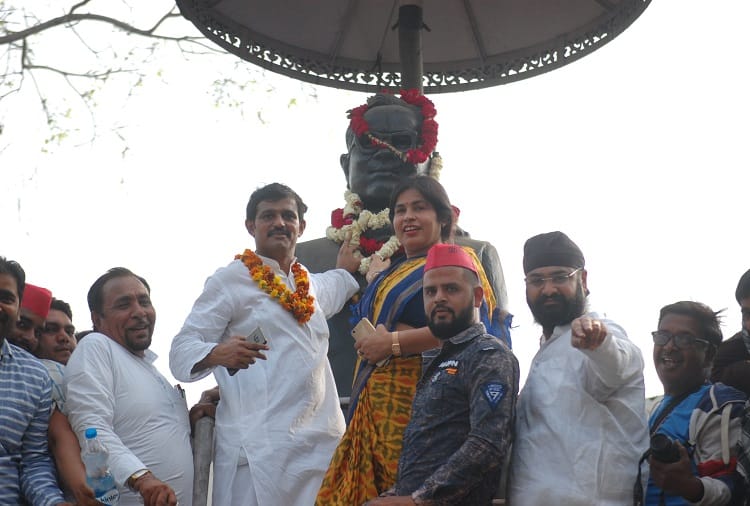 UP by election 2018: samajwadi party workers fighting, see photos