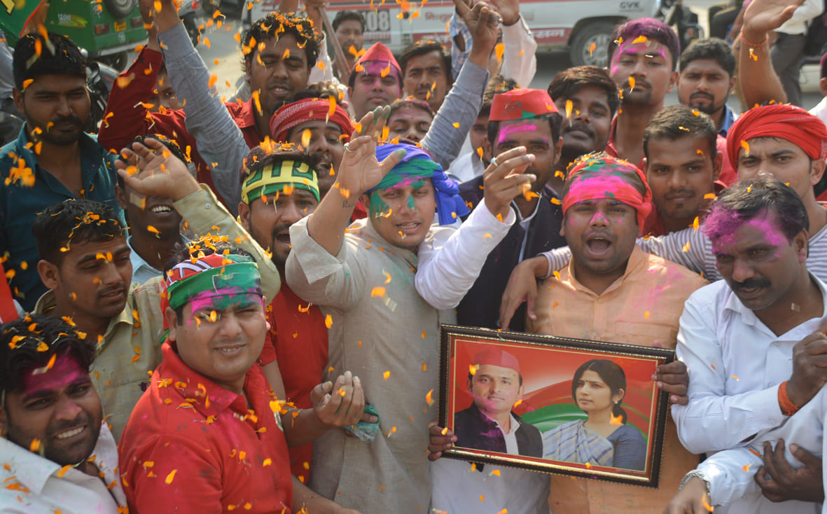 सपा की जीत पर उड़े अबीर-गुलाल