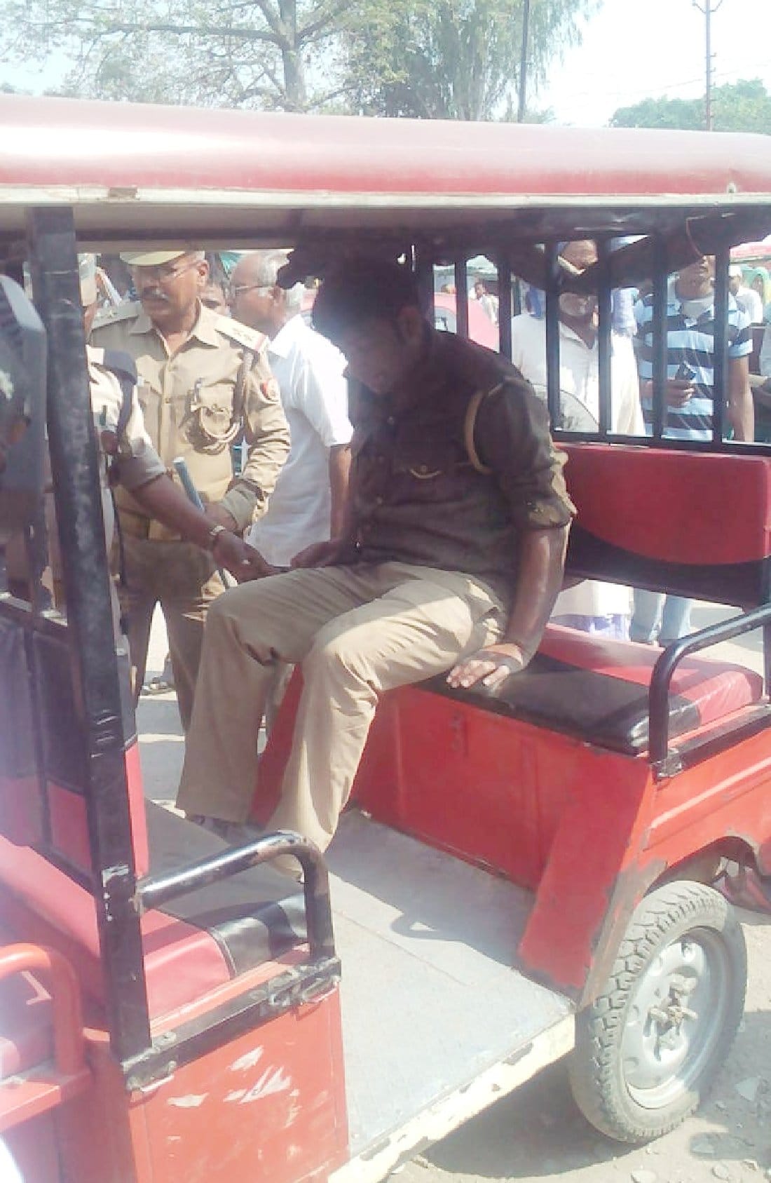 सड़क के किनारे नशे में गिरा मिला सिपाही