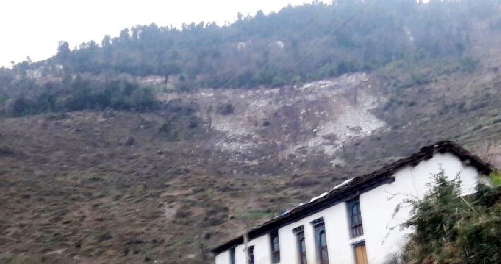 Stones collapsed from the hillside in several villages in the village of Kuni