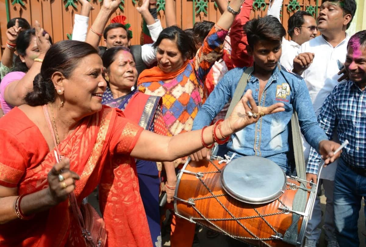 SP workers celebrates the victory in gorakhpur and phulpur
