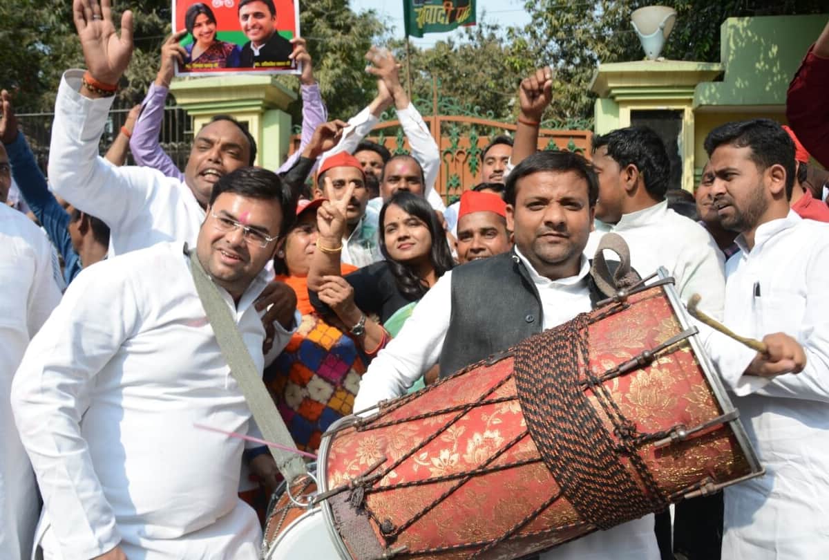 SP workers celebrates the victory in gorakhpur and phulpur