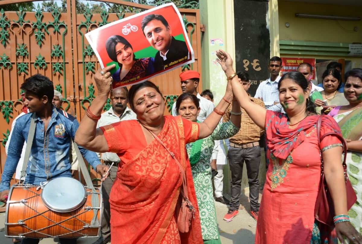 SP workers celebrates the victory in gorakhpur and phulpur
