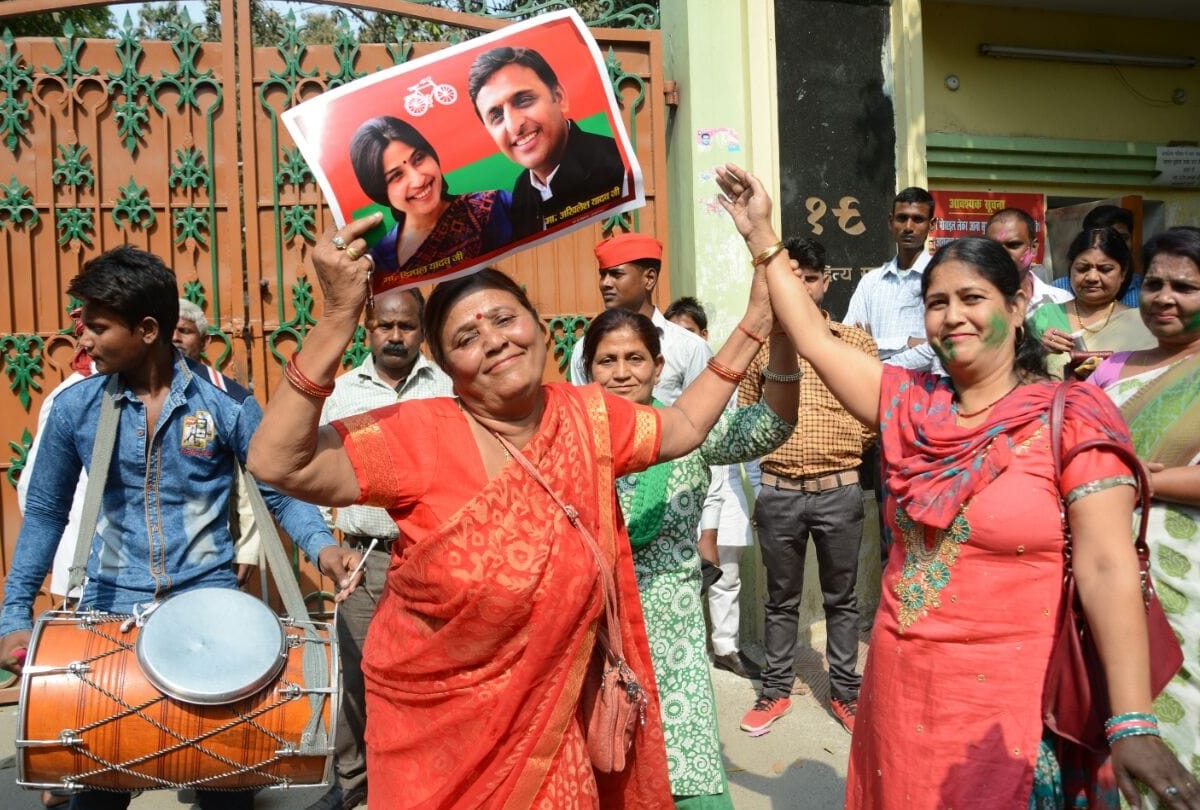 SP workers celebrates the victory in gorakhpur and phulpur