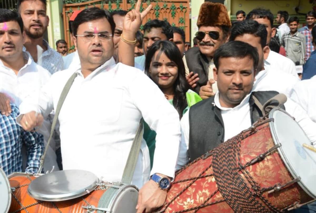 SP workers celebrates the victory in gorakhpur and phulpur