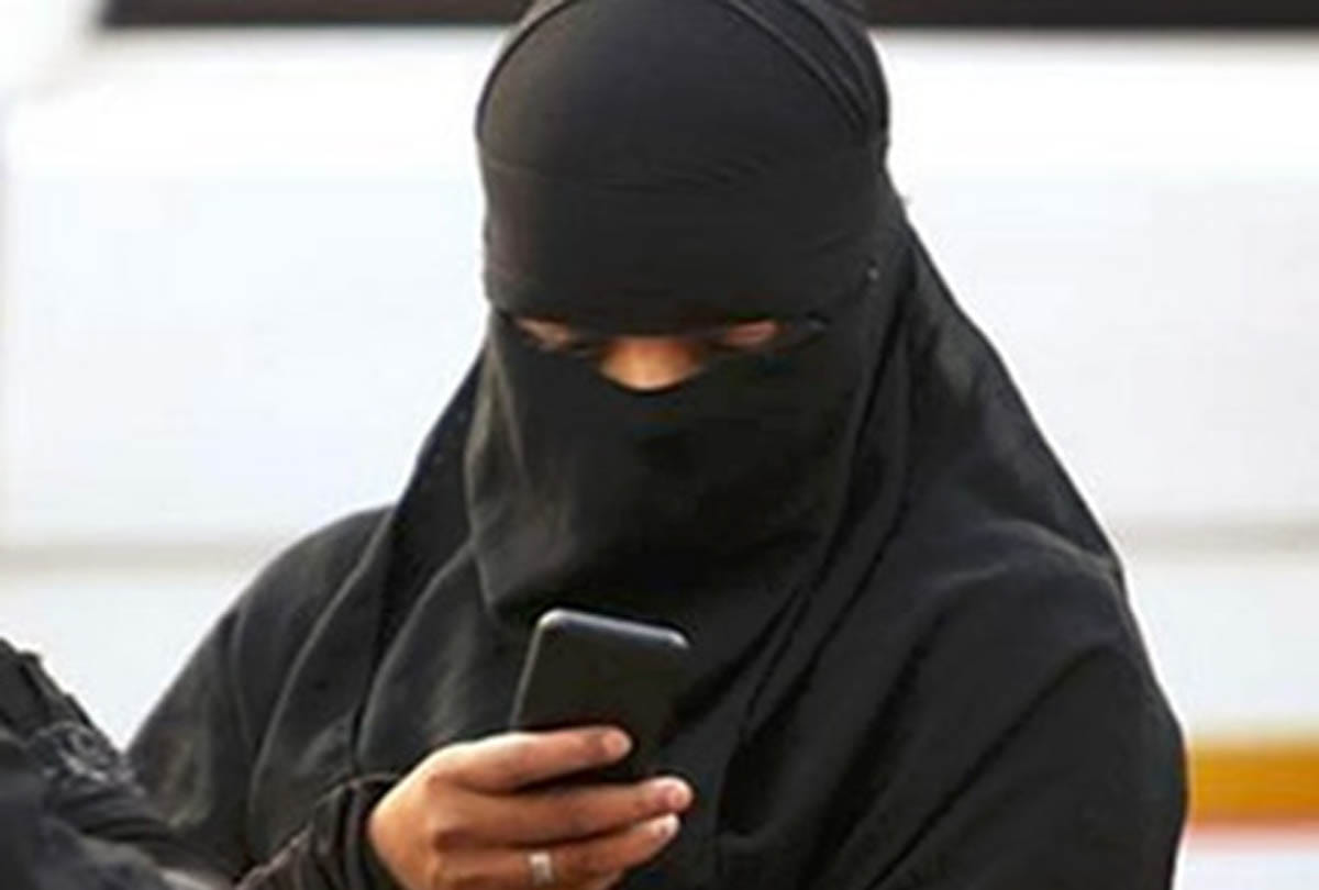 Bangalore woman  divorce on mobile