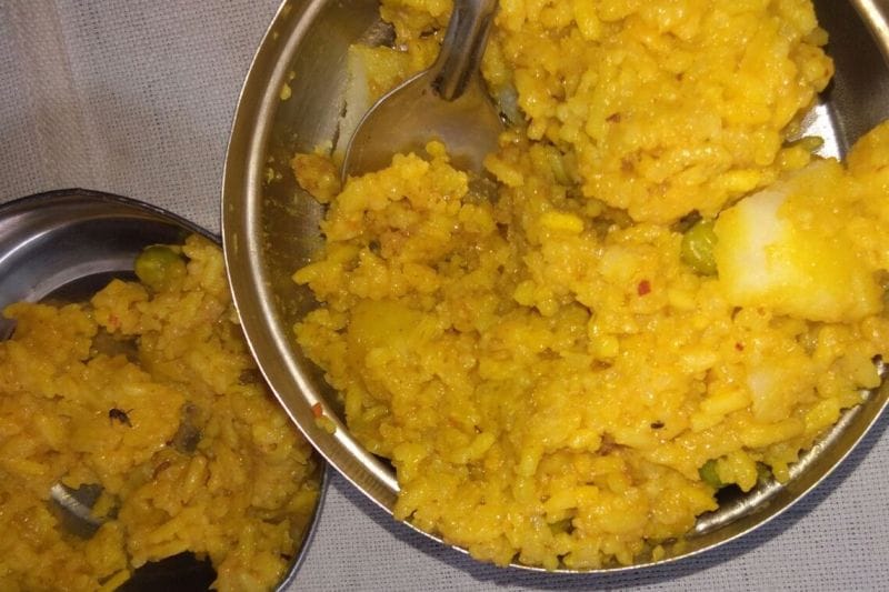 बच्चों को मिड डे मील में परोसे कीड़े