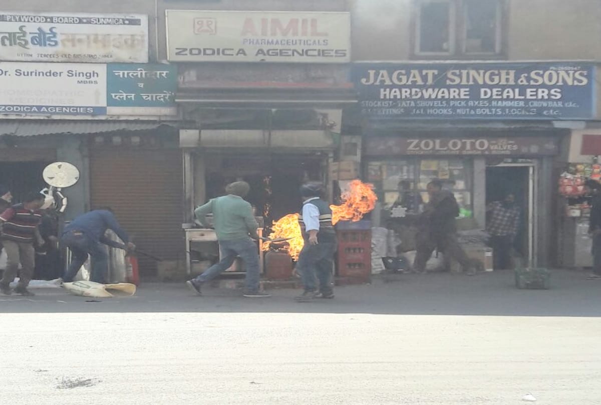  tea stall on fire at local bus stop at shimla