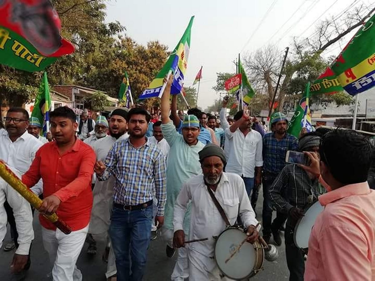 उपचुनाव में जीत पर झूमे सपाई, मनाया जश्न