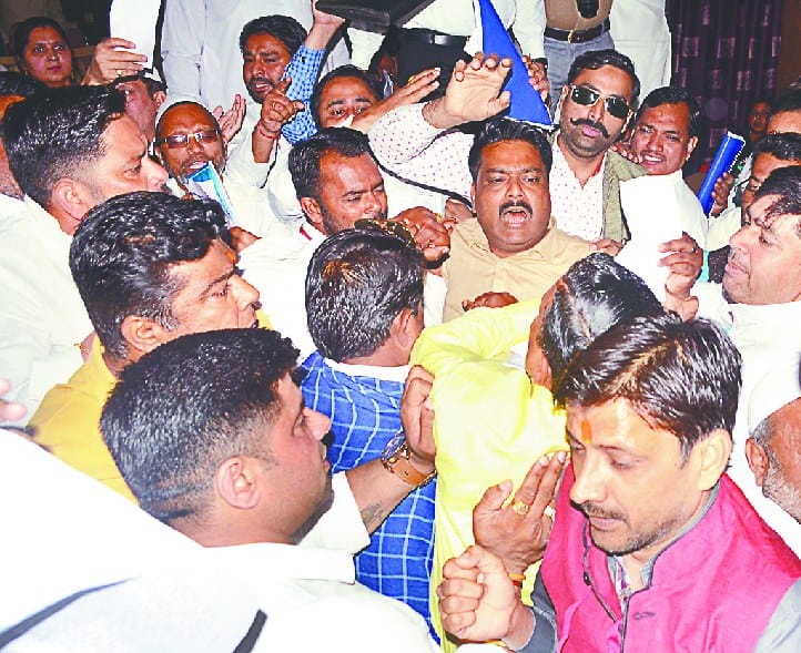 nigam board baithak me fir bhire paarshad