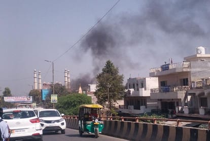 akbar tomb due to pollution is getting black