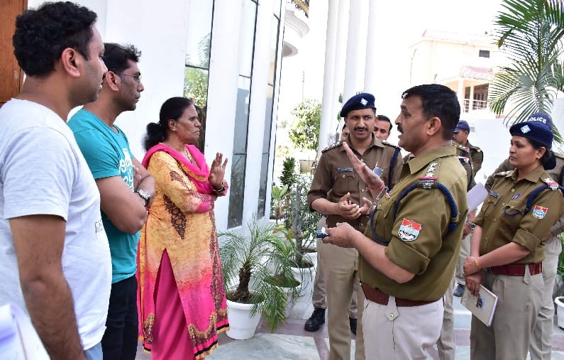 विरोध के चलते बिल्डर के एक कमरे की हुई कुर्की