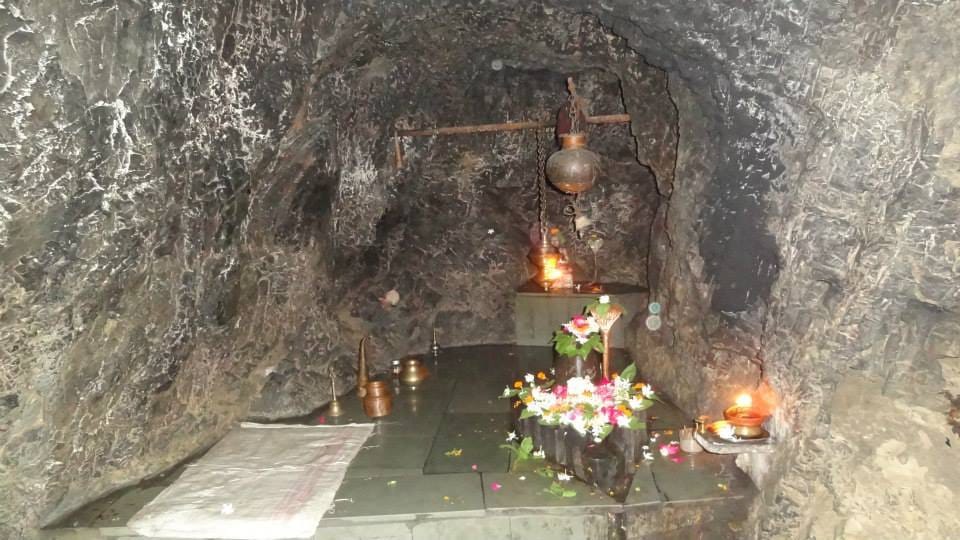 superstar rajinikanth goes to cave for meditation