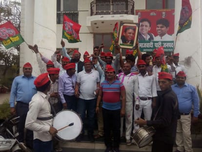 agra samajwadi party and bsp activists celebrated for win 