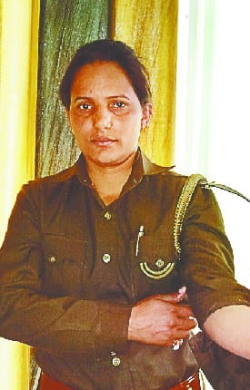 thaane me mahila sipaahi ki vardi faari