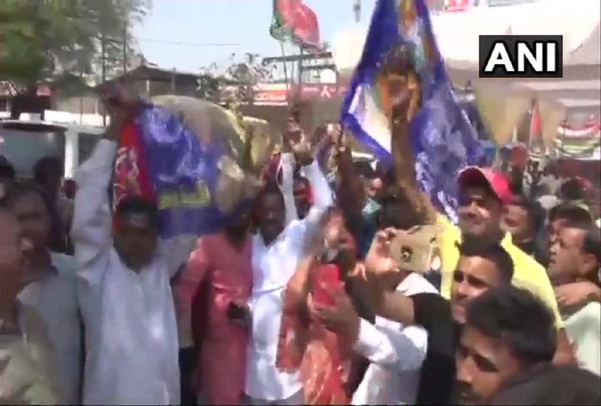 gorakhpur and phulpur by election result 2018 SP and BSP workers celebrate as SP candidates lead