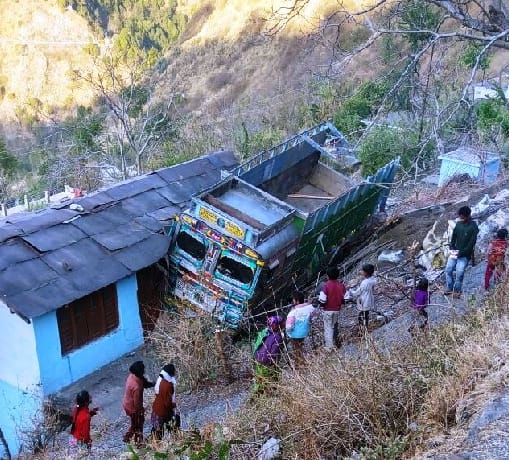 भवन सामग्री से भरा ट्रक मकान में जा गिरा