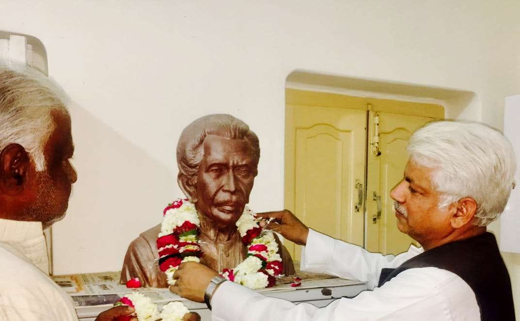 people pay homage to former mahant of sankatmochan veerbhadra mishra on death anniversary