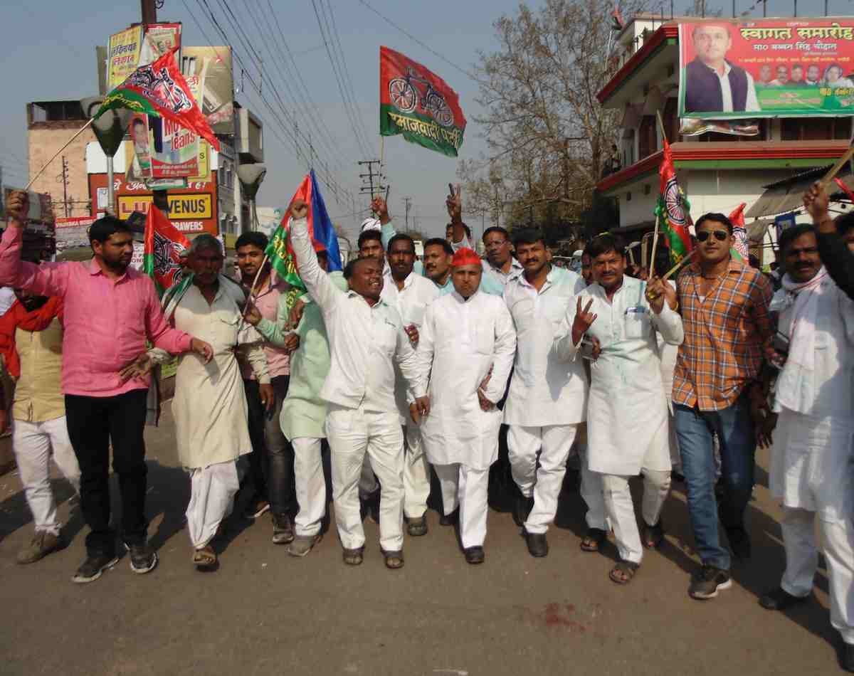 Varanasi samajwadi party workers celebrate after by election result