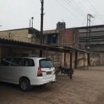 अनुभव स्टील फैक्ट्री में खड़ी आयकर टीम की गाड़ियां