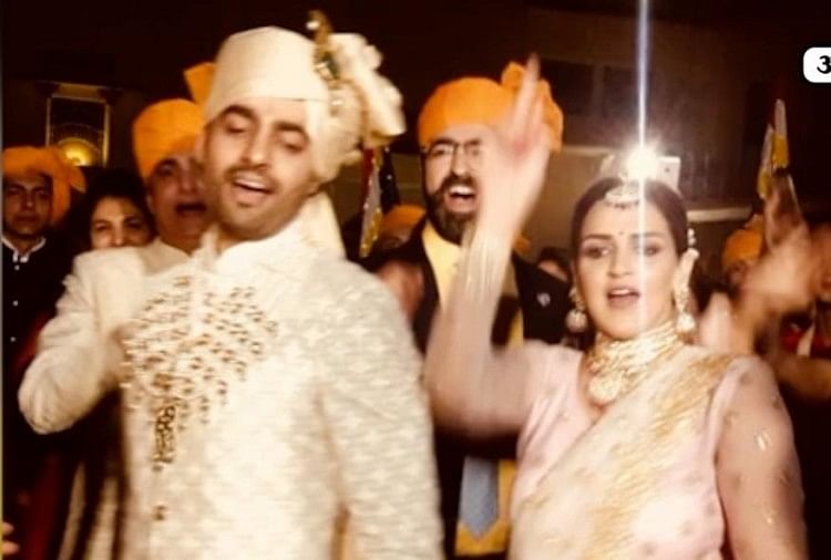 750px x 506px - Video:à¤¦à¥‡à¤µà¤° à¤•à¥€ à¤¶à¤¾à¤¦à¥€ à¤®à¥‡à¤‚ à¤ˆà¤¶à¤¾ à¤¦à¥‡à¤“à¤² à¤¨à¥‡ à¤²à¤—à¤¾à¤ à¤ à¥à¤®à¤•à¥‡ - Video: Esha Deol Dances At  Her Brother-in-law Marriage - Entertainment News: Amar Ujala