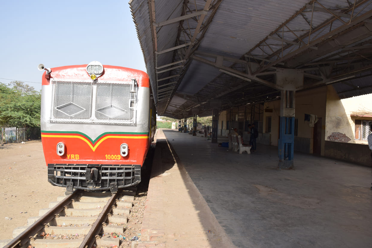 रेलबस लगा रही सिर्फ तीन चक्कर
