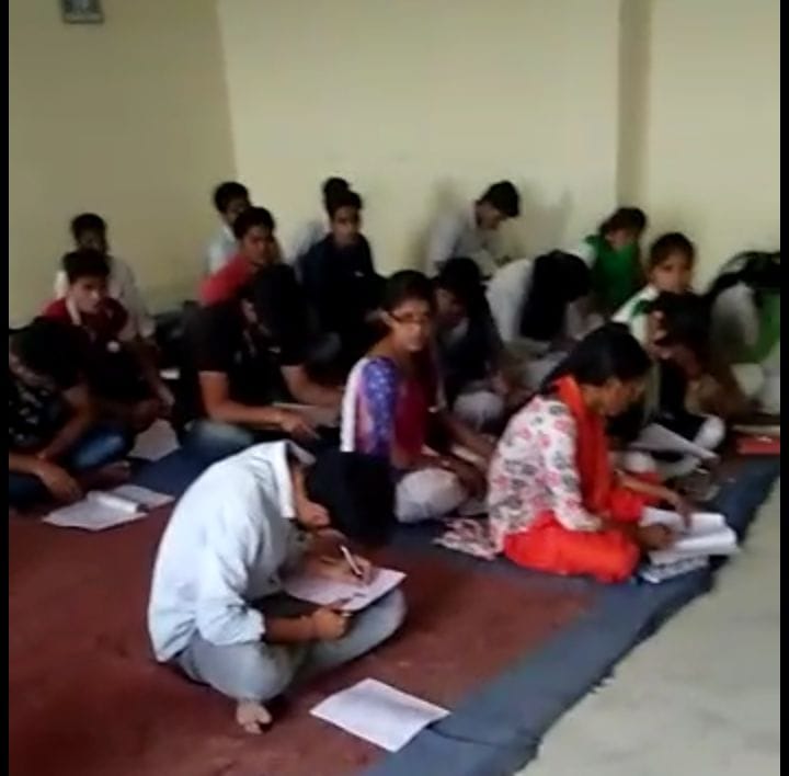 agra cheating at the examination center on the strength of the weapon