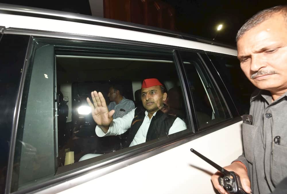 first one to one meeting of akhilesh yadav and mayawati.