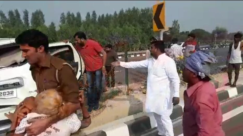 agra bjp mla help of the injured 