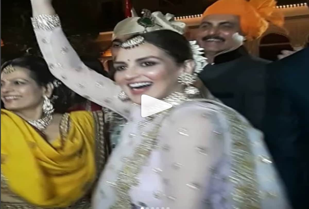 Watch Esha Deol Dancing At Her Brother In Law Devesh Takhtani Wedding Baraat
