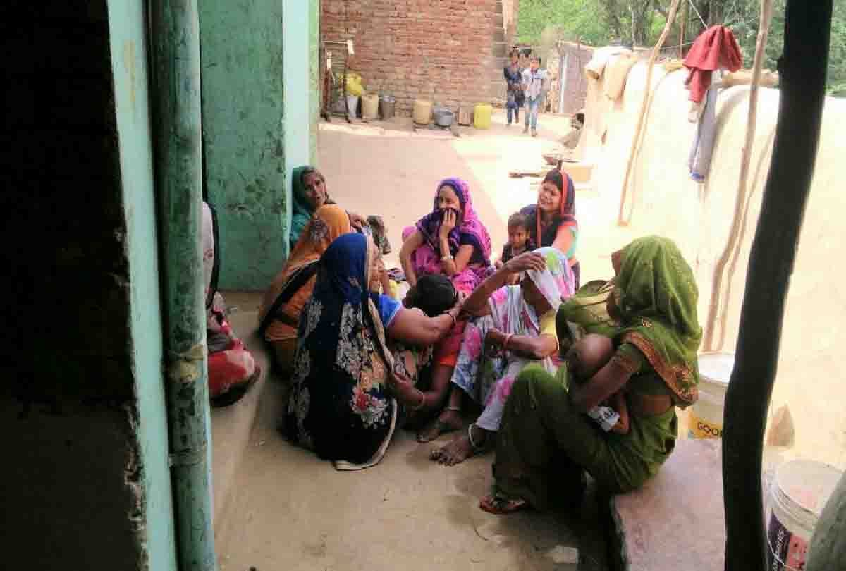 man killed with axe in etawah