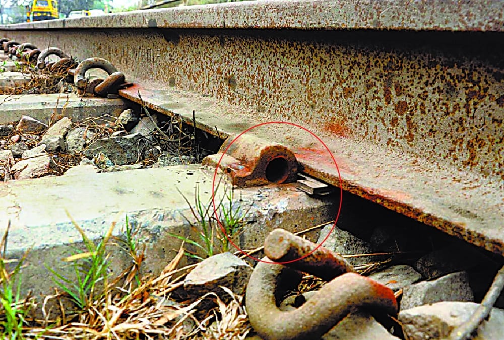 clips of railway track found removed in barabanki.