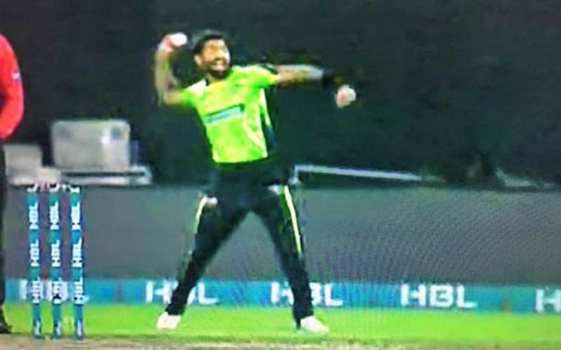 sohail khan throw ball at yasir shah to get attention on the field in psl