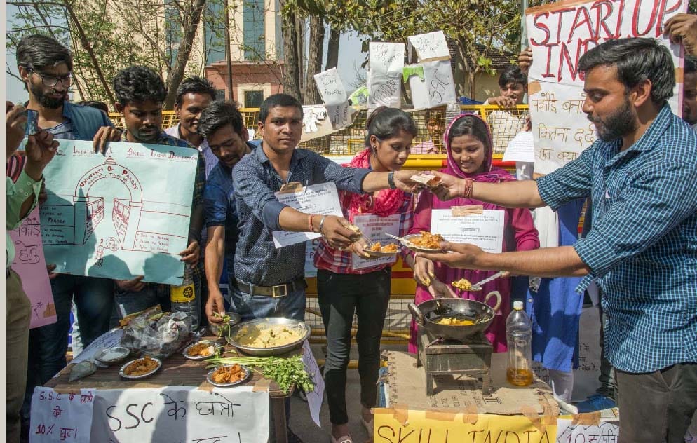 SSC paper leak case, students protest by frying pakodas
