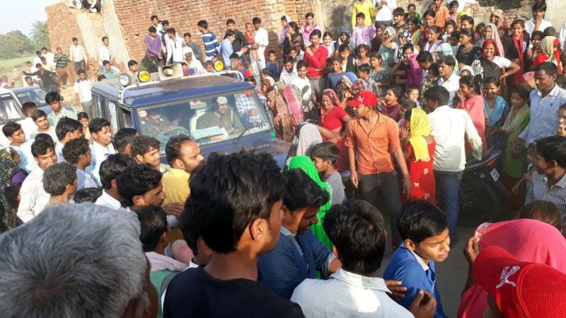 मंदिर की मूर्तियां तोड़ने पर भड़के ग्रामीण