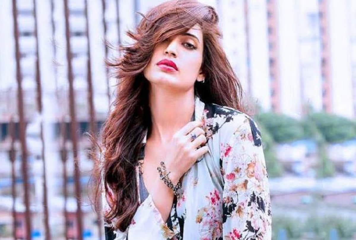 naagin 3 actress karishma tanna swimming video viral