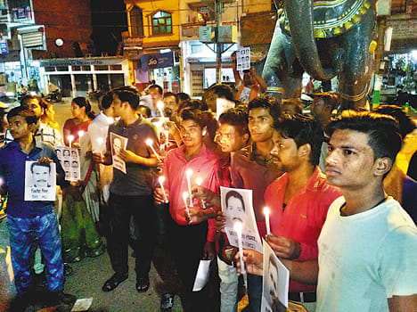 Burning candles burns to martyrs