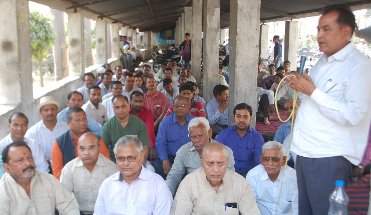 भड़के कर्मचारी, काम ठप करने की चेतावनी दी