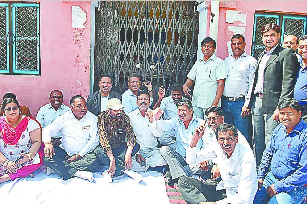 Lawyers lock in registry office in shamli
