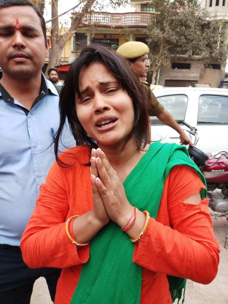 many people assault on woman in house 