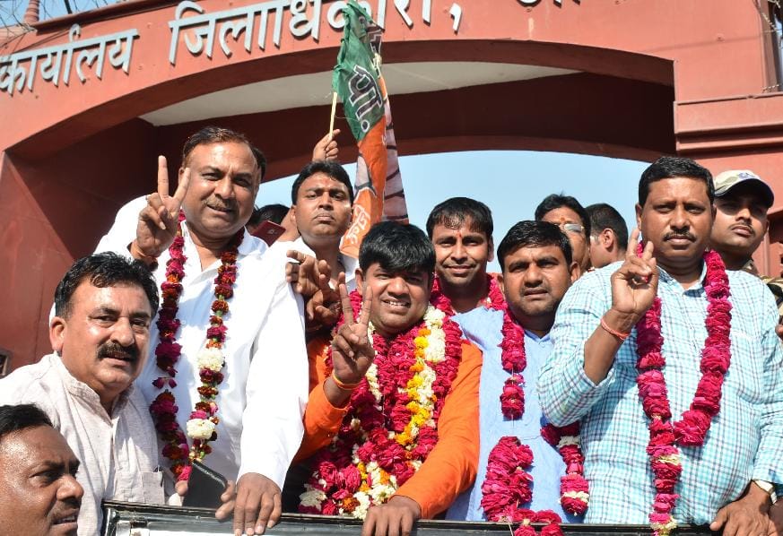 bjp defeats sp in agra and firozabad