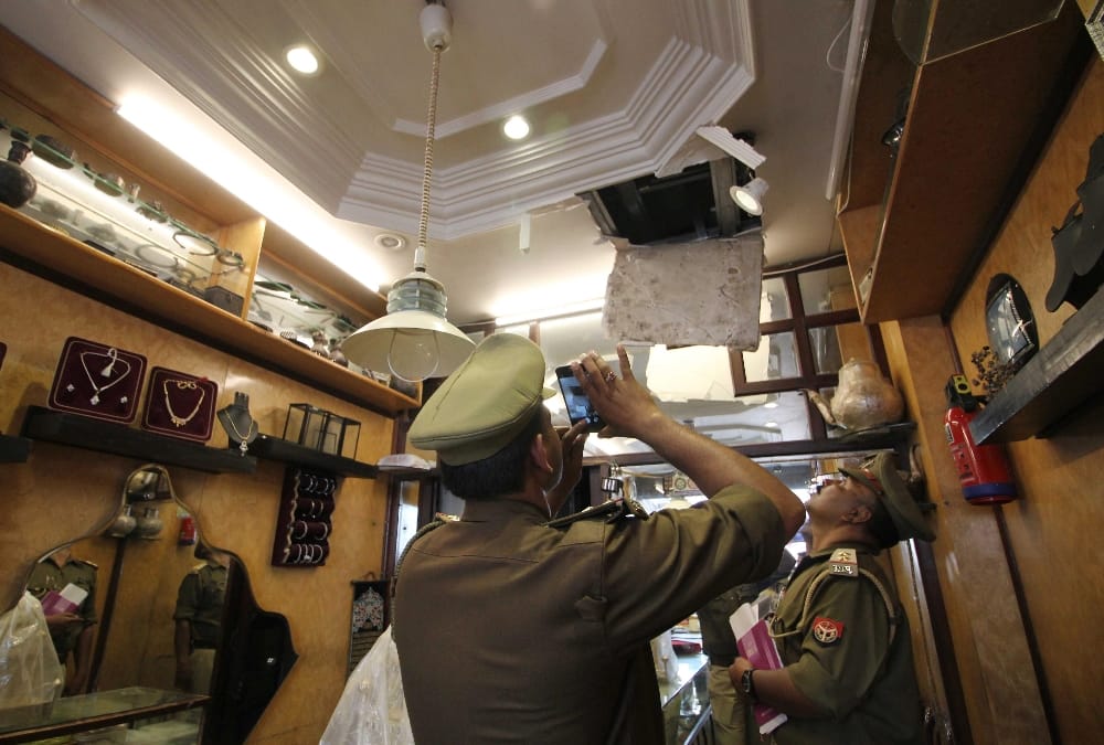 theft in a jewellery showroom in lucknow.