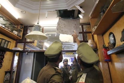 theft in a jewellery showroom in lucknow.