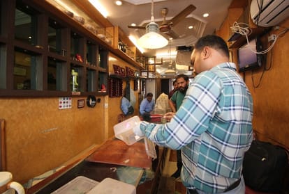 theft in a jewellery showroom in lucknow.