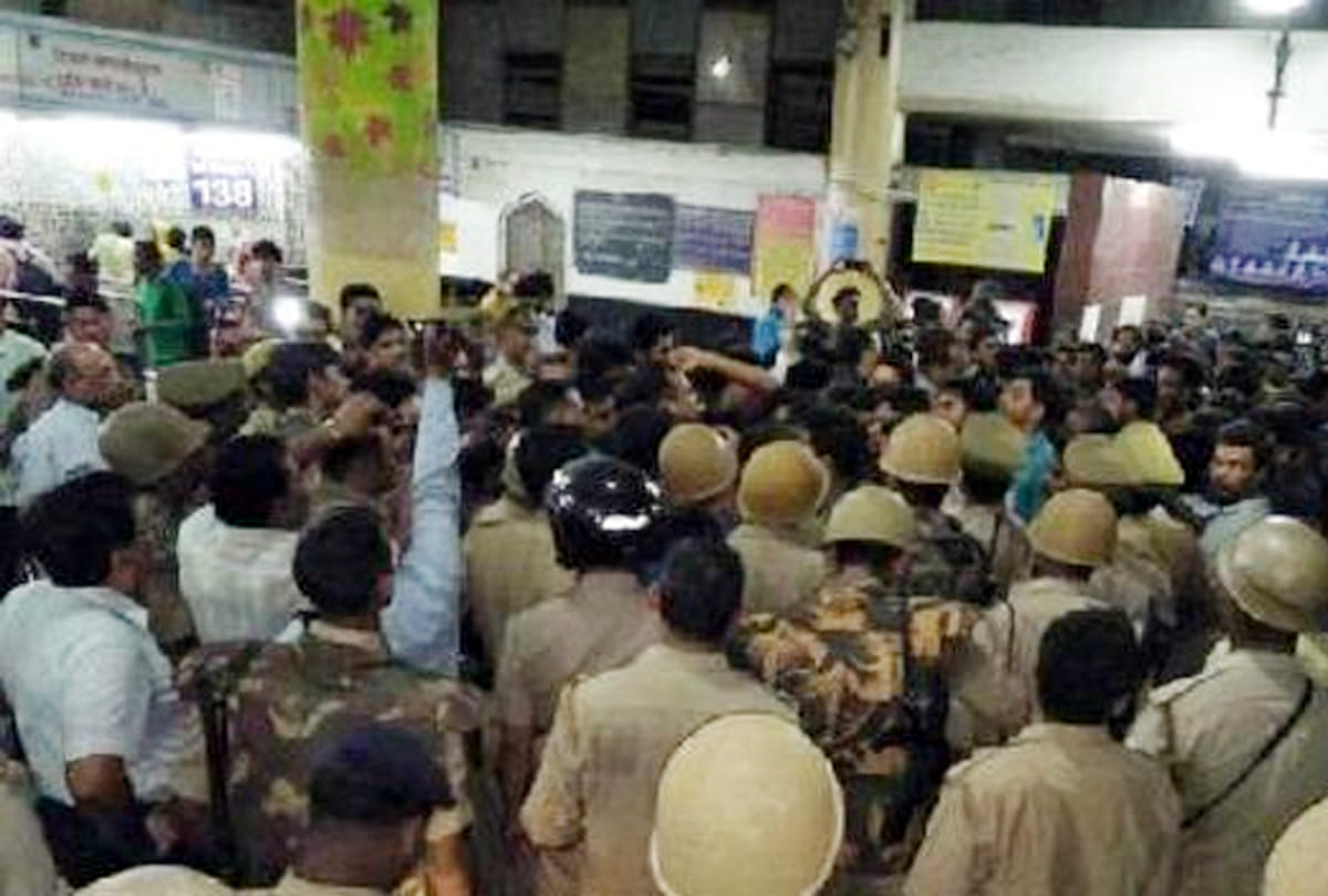 stolen weapons from soldiers in Chitrakoot Express